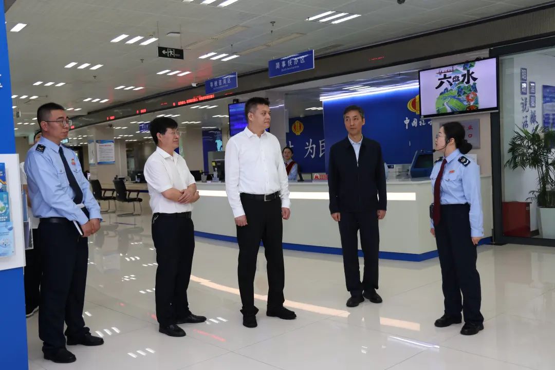 李巍到六盘水高新区调研并为工业领域讲专题党课
