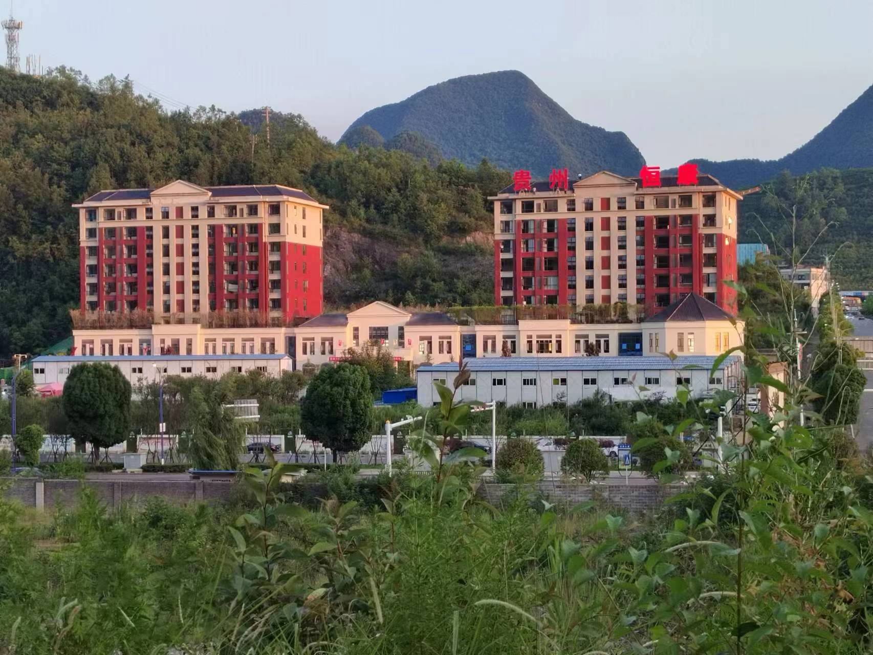 被绿荫环绕的恒康颐养公馆
